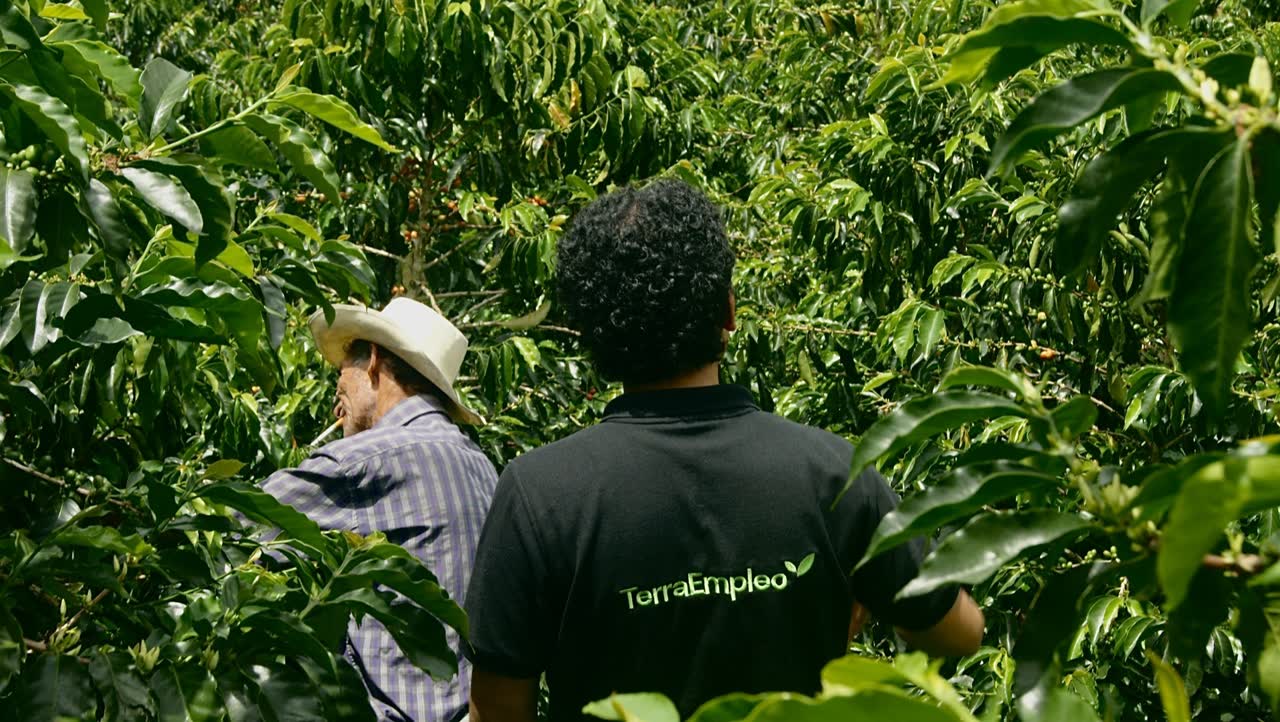Equipo TerraEmpleo trabajando en el campo